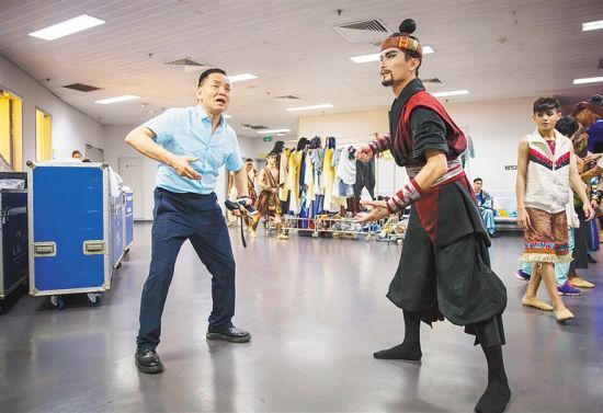 《东坡海南》总导演、省歌舞团团长彭煜翔(左)在国家大剧院向演员讲解舞蹈动作表演技巧。 海南日报记者 宋国强 摄
