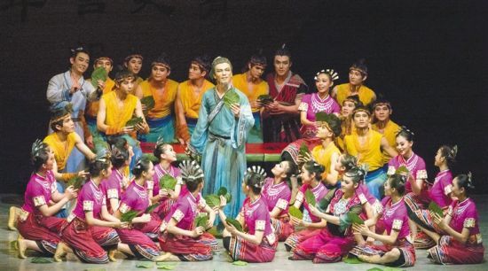 今年五月，原创民族舞剧《东坡海南》在上海大剧院演出。海南日报记者 宋国强 摄