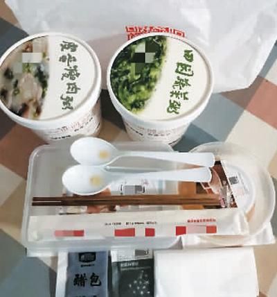 外卖餐食,产生的垃圾包括4个餐盒,2套餐具,1个外包装袋,其中,附赠的醋