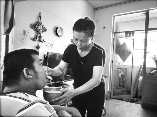 白沙环卫教程照顾工人儿子18年:"只要看见他笑一切都如何oppo刷机脑瘫视频图片