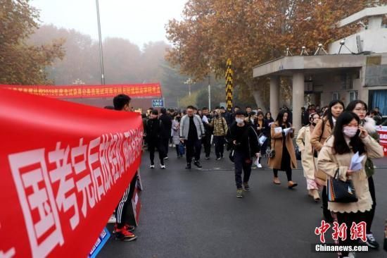 资料图:一国家公务员考试考点. 中新社记者 王中举 摄