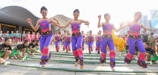 的少女们在2018年(第十九届)海南国际旅游岛欢乐节开幕式上跳起竹竿舞