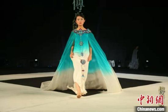 山西首届时装周16日晚在太原启幕。中国模特行业联合会山西总会供图