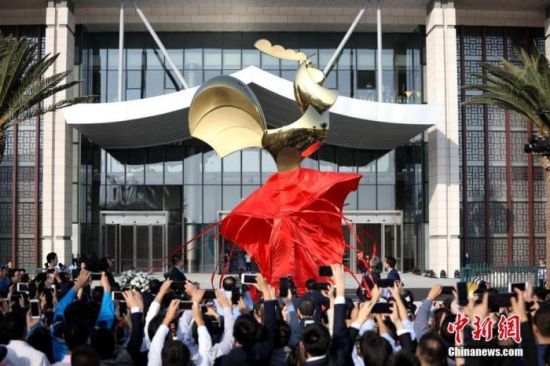 第28届中国金鸡百花电影节金鸡雕塑揭幕。中新社记者 李思源 摄