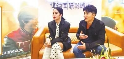 杨采钰(左)和黄轩(右)接受媒体采访
