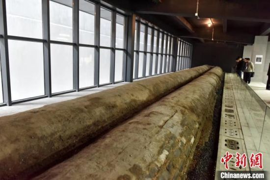     12月29日，中国唯一的地下排水系统博物馆福寿沟博物馆揭牌对外开放。博物馆首次展示了一段已挖掘的罕见的双沟遗址，让游客零距离感受赣州先人造城、治城的高超智慧。　章璋　摄
