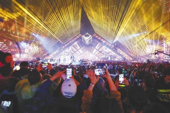 湖南卫视海口跨年演唱会现场,乐迷热情高涨.海南日报记者 张茂 摄