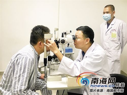 医生在给患者做检查.省眼科医院供图