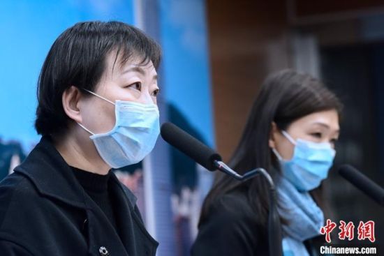 2月24日下午,香港特区政府卫生署卫生防护中心传染病处主任张竹君(左)