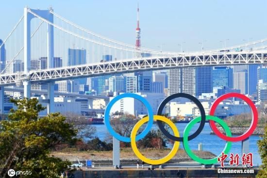 资料图：当地时间2月10日，日本东京，台场海滨公园展示奥运五环，迎接即将到来的东京奥运会。