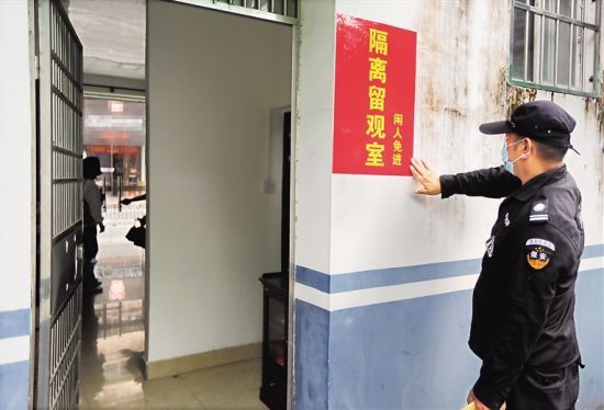 海南中学保安张贴隔离室的标识.