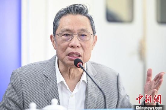 4月12日,中国工程院院士钟南山在广州市人民政府新闻办公室举办的疫情