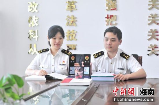 洋浦经济开发区海关关员采用视频连线开展远程稽核查作业 游艺峰摄