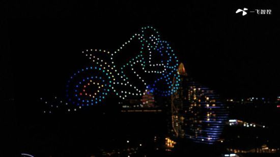 2020年8月5日，三亚海棠湾红树林酒店的夜空异常美丽，这里正在举办一场别开生面的5G+无人机飞行表演活动。海南移动 供图