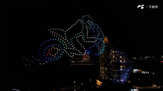 2020年8月5日,三亞海棠灣紅樹林酒店的夜空異常美麗,這里正在舉辦一場別開生面的5G+無人機(jī)飛行表演活動。海南移動 供圖