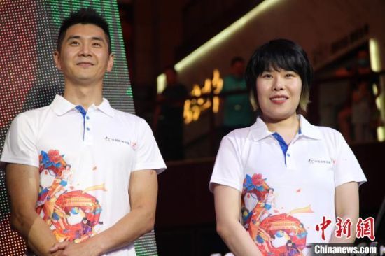  图为奥运冠军邢傲伟（左）与周洋（右）空降西安参与“燃动中国”全民健身嘉年华活动。　张一辰　摄