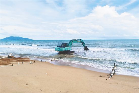 8月17日，崖州区组织执法人员拆除海边养殖场取水管道和排水管道。崖州区委宣传部供图