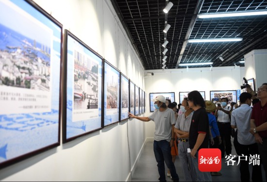 9月5日，市民在“影像�D家人――杨威胜纪实摄影专题作品展览”参观。记者 沙晓峰摄