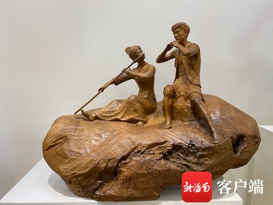 现场展示的木雕作品。记者 苏靓 摄