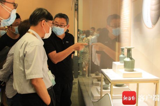游客正在“龙行万里――海上丝绸之路上的龙泉青瓷”展览上参观。记者 苏桂除 摄