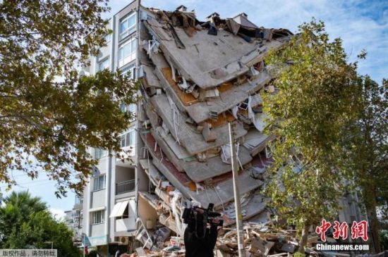 当地时间10月30日，爱琴海海域发生强震，波及希腊与土耳其部分地区。图为土耳其地震受灾地区被损毁的建筑。