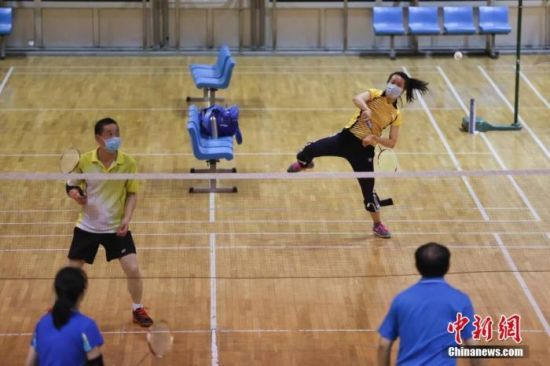 资料图：5月13日，市民在北京地坛体育馆内打羽毛球。中新社记者 蒋启明 摄