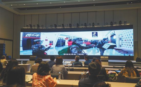 十二月六日，纪录电影《2020，中国战疫》在三亚第三届海南岛国际电影节会场举行首映活动。本报记者 武威 摄