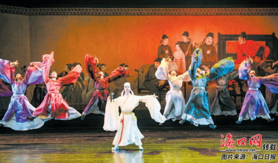 10日晚，诗乐舞《大国芬芳》在海南省歌舞剧院上演。记者 苏弼坤 摄