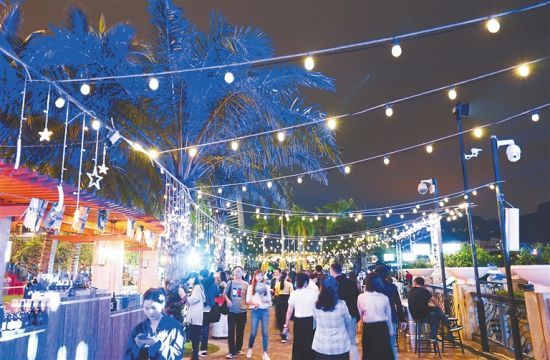 十二月二十四日晚，首届海南国际啤酒节在三亚鸿洲国际游艇码头开幕。 本报记者 武威 摄