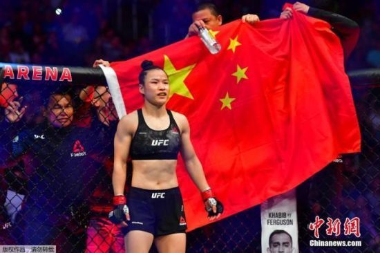 资料图：北京时间3月8日，中国首位UFC冠军张伟丽在UFC248站女子草量级世界冠军卫冕战上，击败波兰选手乔安娜，成功卫冕。