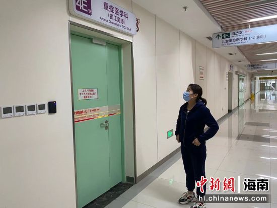 黄雅萍在重症监护室外面等候陪护小儿子。符宇群摄