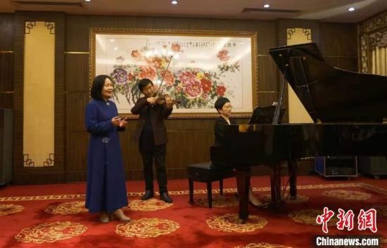 海南省民间文艺家协会主席蔡葩（左一）演唱海南民歌。　莫德令　摄