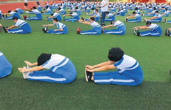 海口中学生进行坐位体前屈训练。王文忠 摄