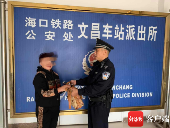 秦女士来领回失物。警方供图