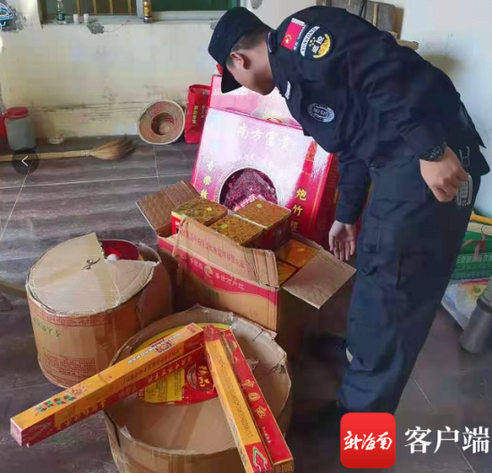 陵水公安局在椰林镇吴氏商行查获的烟花爆竹。
