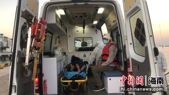 受伤船员被顺利送上救护车 饶文锋摄