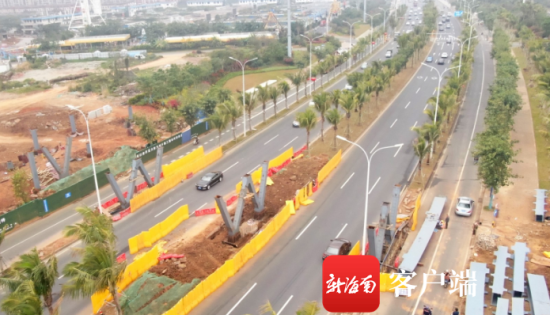 一号桥位于海口龙昆南延长线海鲜广场附近钢构桥墩已经完成。记者 汪承贤 摄