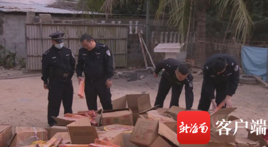 执法人员查获的非法储存的烟花爆竹。