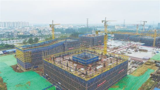2021年1月11日，俯瞰位于海口市椰海大道延长线以北的海南省中医院新院区(含省职业病医院)项目。 张茂 摄