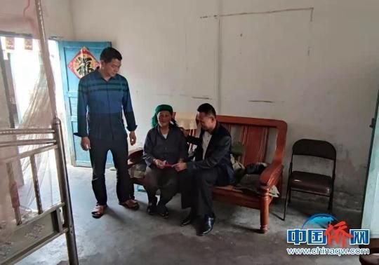 乐东县侨联慰问困难归侨侨眷。　梁旸　摄