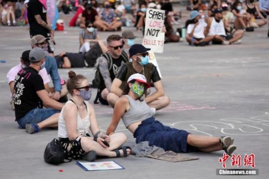 当地时间2020年6月，示威者在加拿大多伦多市政厅广场举行集会，反对针对黑人等有色人种、原住民、等系统性种族主义和歧视。 中新社记者 余瑞冬 摄
