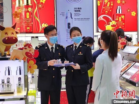 海口海关所属三亚海关关员在三亚国际免税城开展店面巡查。　王纯豪　摄