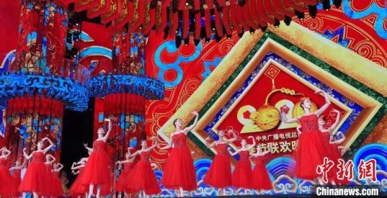 中国残疾人艺术团演员参与2020年春晚节目《我的祖国》。图为春晚现场。中国残联供图