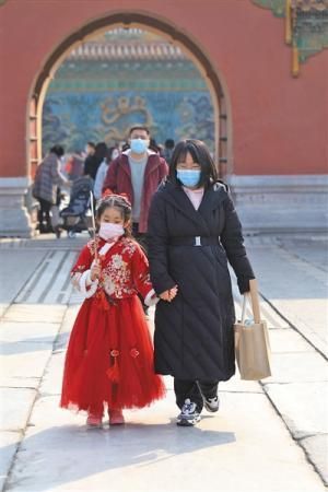 昨日，故宫，一对正在游览的母女。新京报记者 浦峰 摄