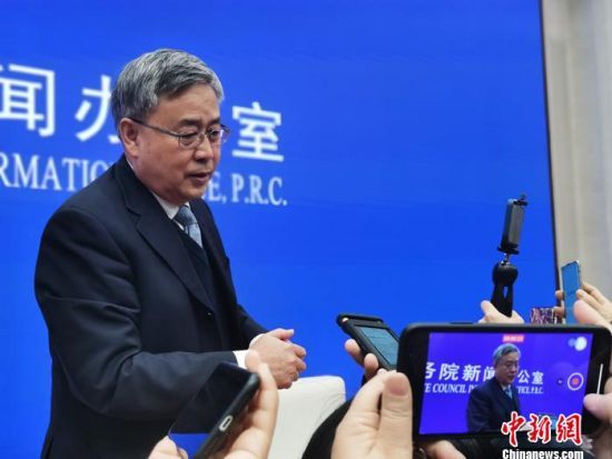 中国银保监会主席郭树清3月2日出席国新办发布会。中新网记者 李金磊 摄
