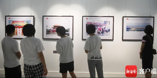 4月23日，市民在2021“三亚记忆”图文展参观。记者沙晓峰摄