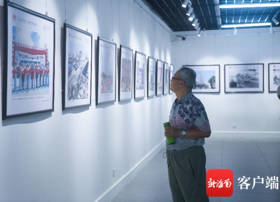 4月23日，市民在2021“三亚记忆”图文展参观。记者沙晓峰摄