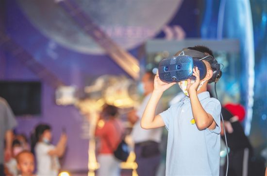 4月24日，在海南省博物馆，市民观看“扬帆起航 逐梦九天”中国航天科技成果展。 本报记者 袁琛 摄