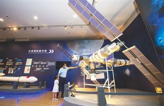 4月24日，在海南省博物馆，市民观看“扬帆起航 逐梦九天”中国航天科技成果展。海南日报记者 袁琛 摄