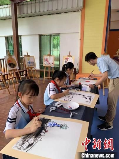 海口市滨海第九小学在校本课程开发过程中融入传统文化，开设水墨画校本课程。　学校供图